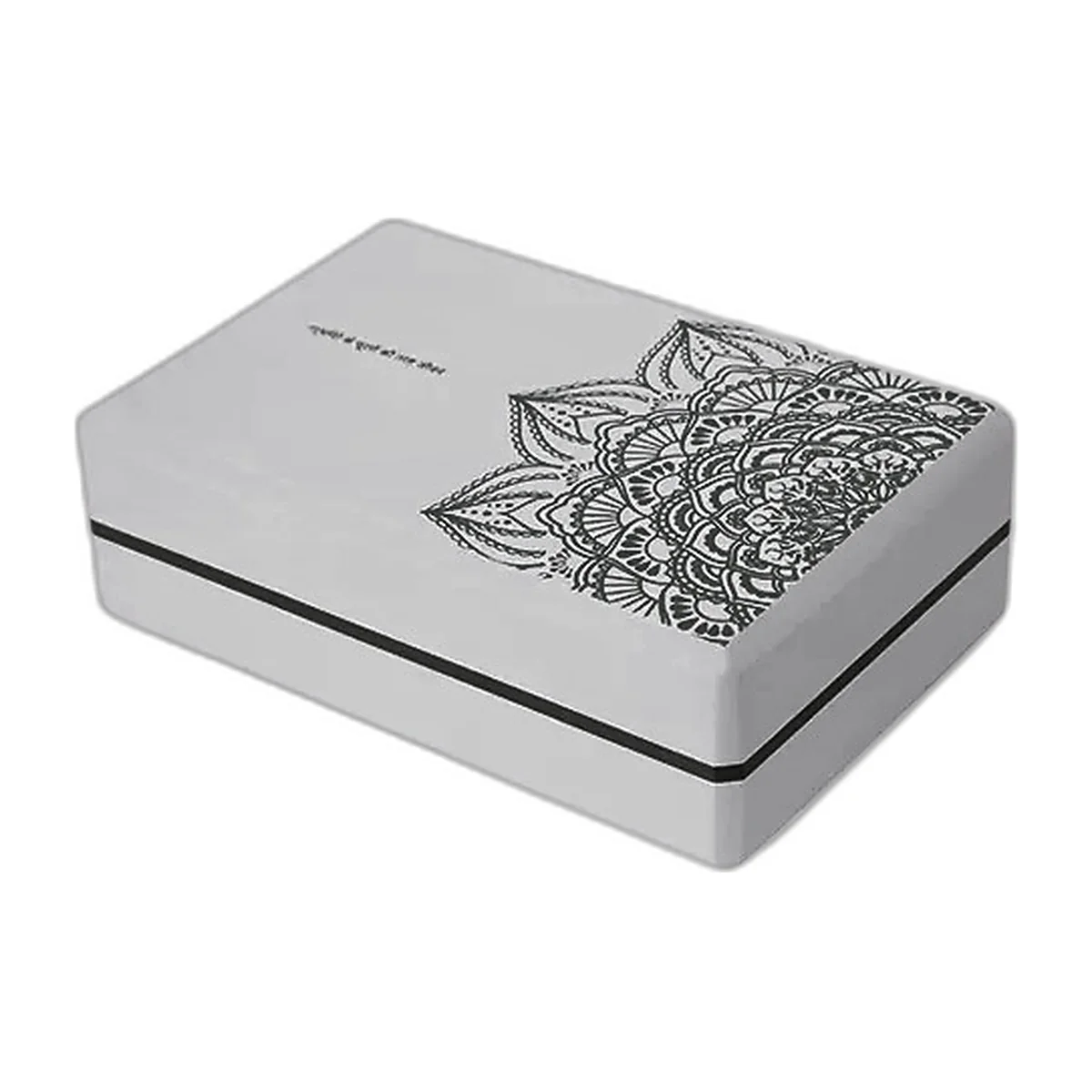Bloc de yoga gris en mousse EVA avec un mandala gravé, vue de trois quarts