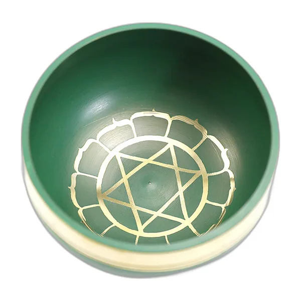 Petit bol chantant vert vu de dessus, motif doré gravé au fond
