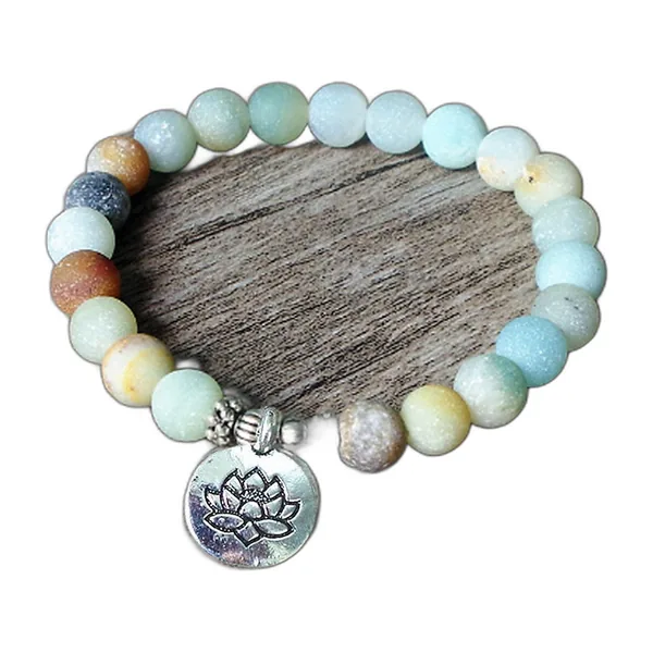 Bracelet de perles d’amazonite mate, médaille lotus argentée