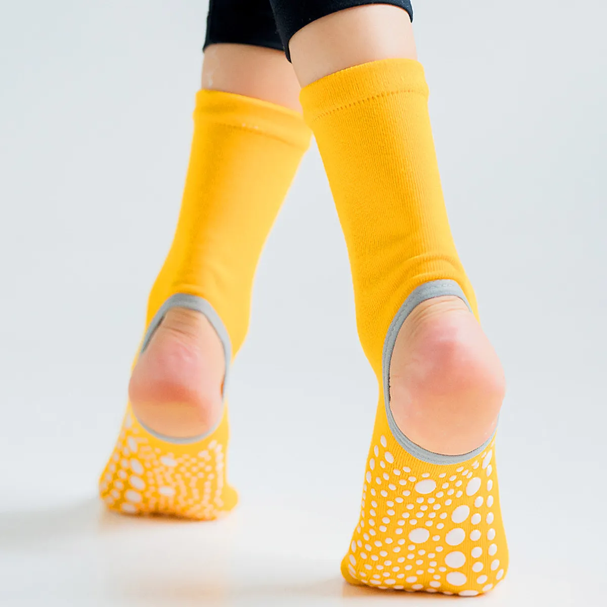 Chaussettes de yoga jaunes portées, semelle à picots antidérapants
