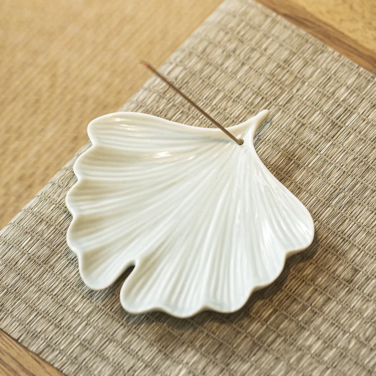 Porte-encens feuille de ginkgo céladon, un bâton planté dans la tige