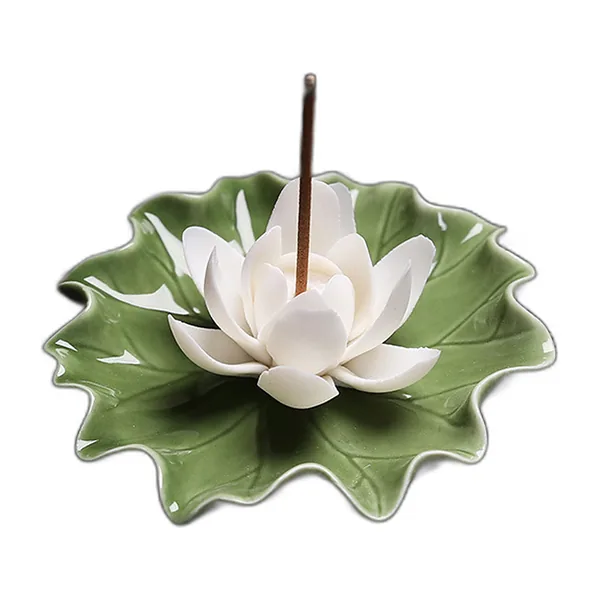 Porte-encens lotus blanc en porcelaine sur feuille verte