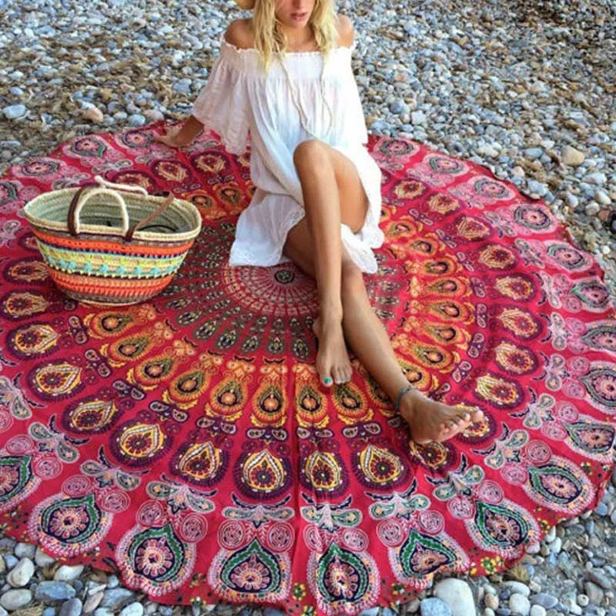 Tenture ronde mandala rouge étalée sur des galets