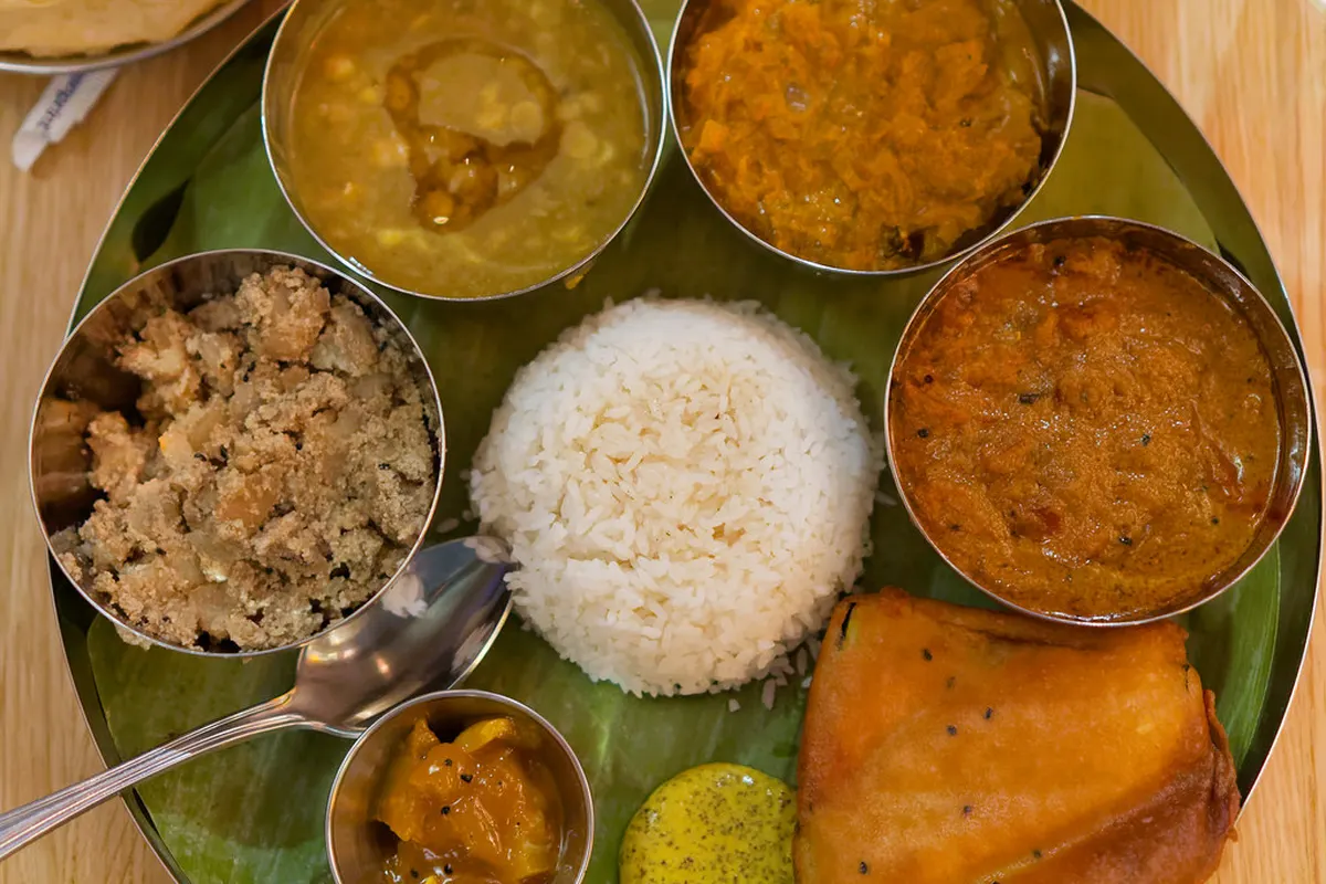 Thali végétarien : riz, dal, légumes et chutneys dans de petits bols