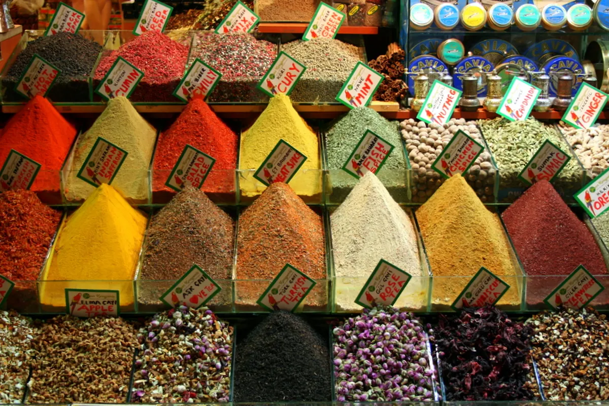 Cônes d’épices colorées sur un étal de marché