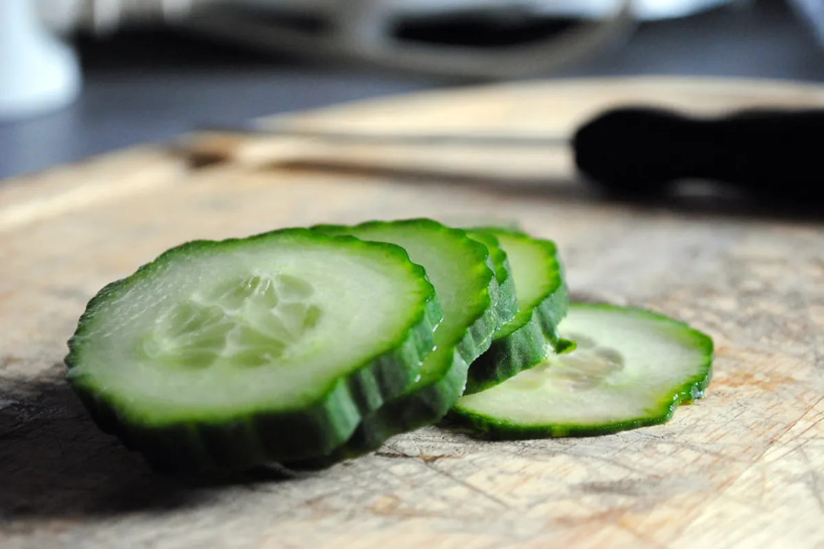 Rondelles de concombre sur une planche